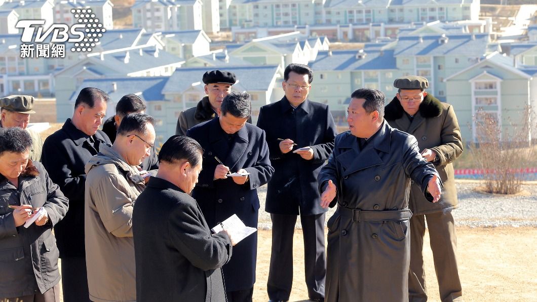金正恩親自指導,官員全都低頭做筆記。(圖/達志影像路透社)