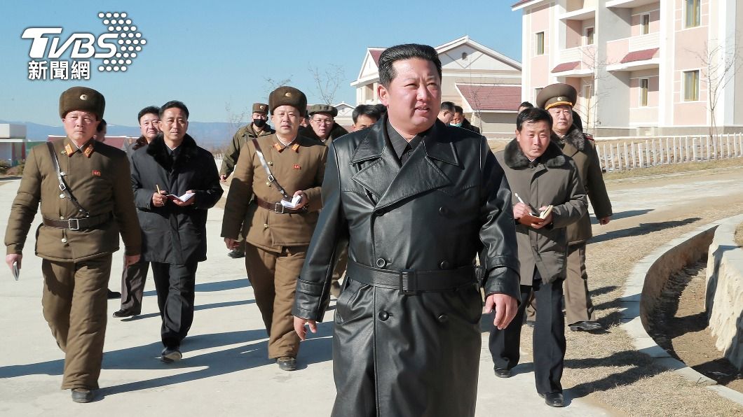 金正恩身穿皮大衣看起來氣場十足。(圖/達志影像路透社)