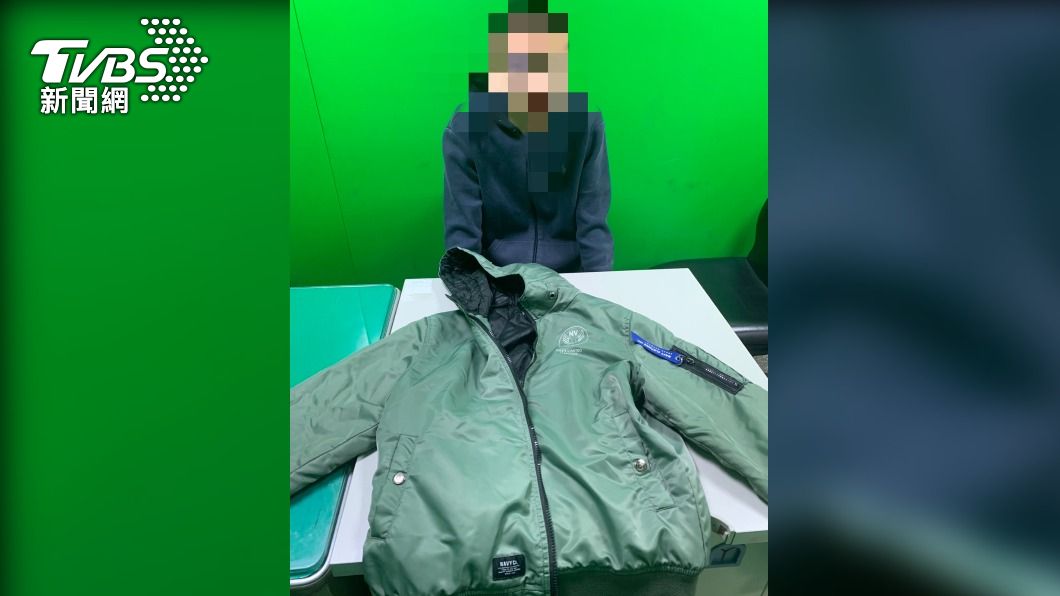 警方查獲嫌犯潑漆的工具,及作案變裝外套。(圖/警方提供)