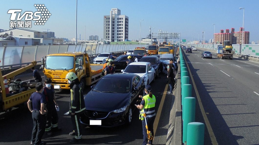 骨牌效應？國10鼎金6車追撞　一度回堵影響國1行車