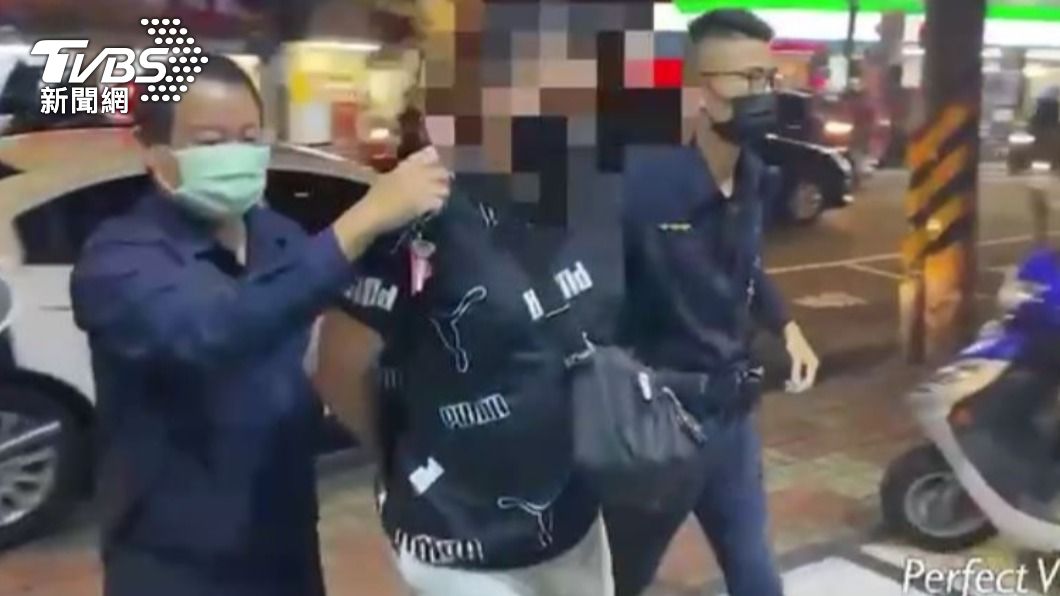 員警將人逮捕。(圖/TVBS)