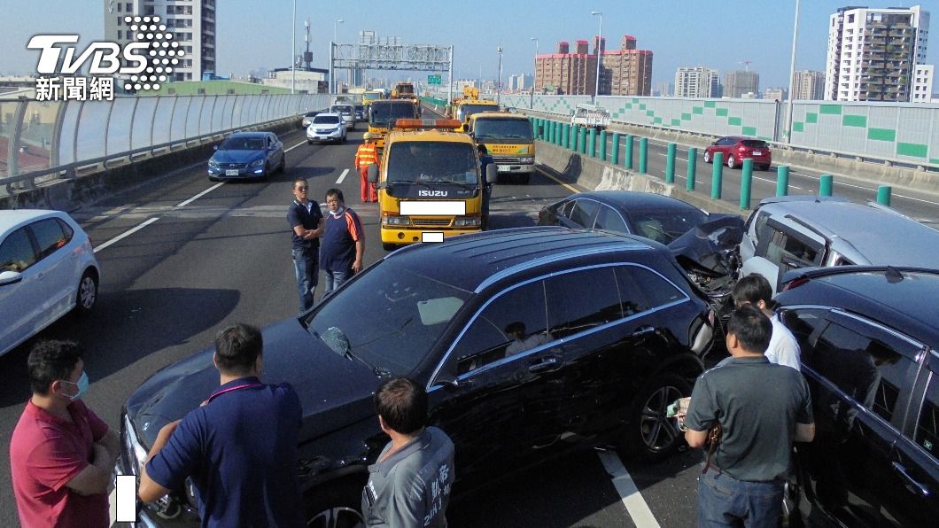 後方車流嚴重回堵。（圖／TVBS）