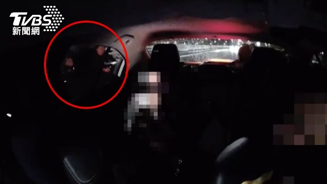 持球棒嗆聲!賓士男不滿遭閃大燈 到案還嗆:想給他警告