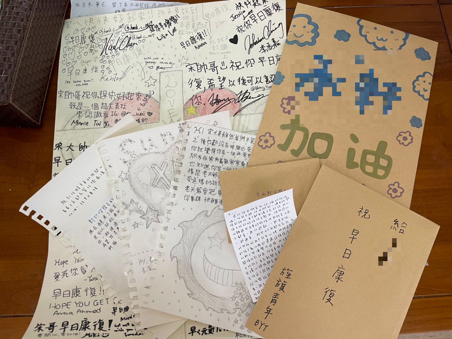 宋同學收到滿滿的集氣卡片。(圖/宋媽媽提供)