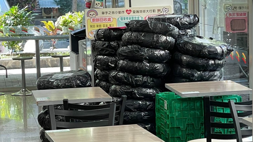 雙11最奇葩包裹!超商「50顆輪胎」堆成山網看傻