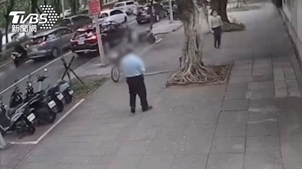 警方後續將保全帶回派出所了解。(圖/TVBS)