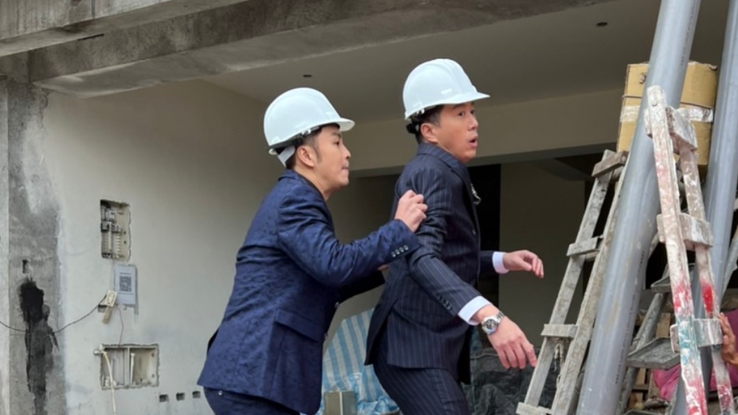 張書偉為了救吳皓昇奮力推他一把，結果手扭傷到。（圖／民視提供）