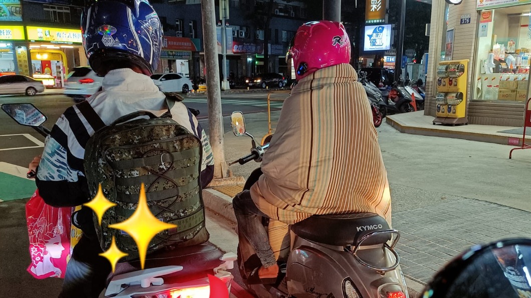 騎士「裹棉被等紅燈」路人看傻 網笑倒:實現所有人幻想