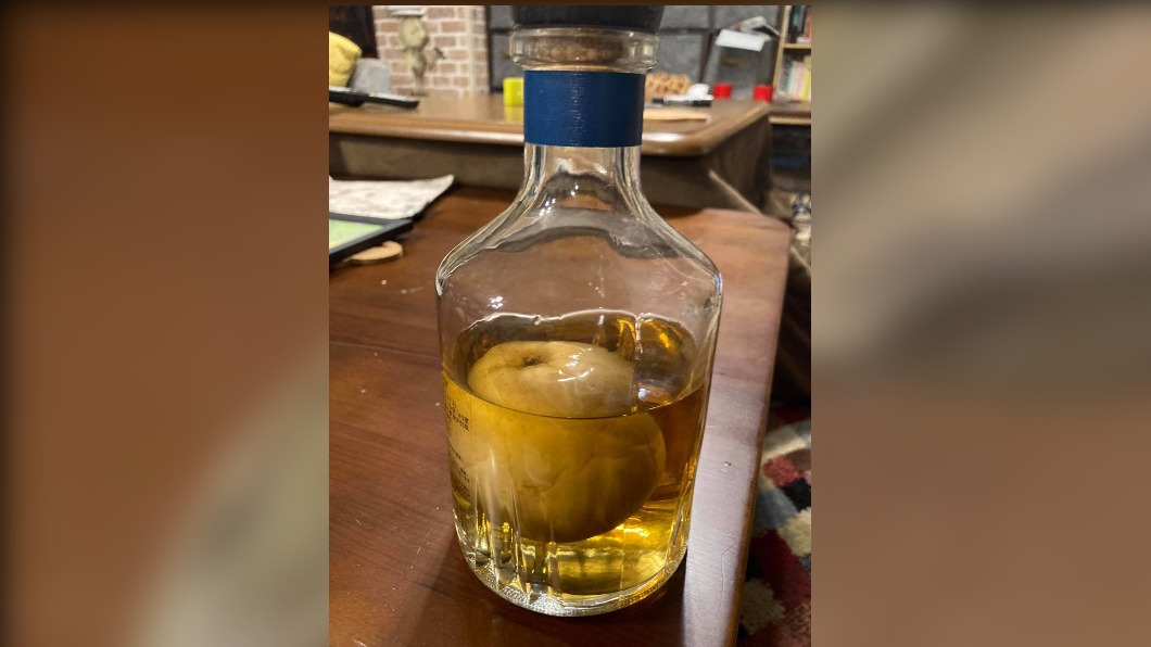 魔術秀?網好奇「蘋果怎麼塞入酒瓶」 內行曝:台灣就有