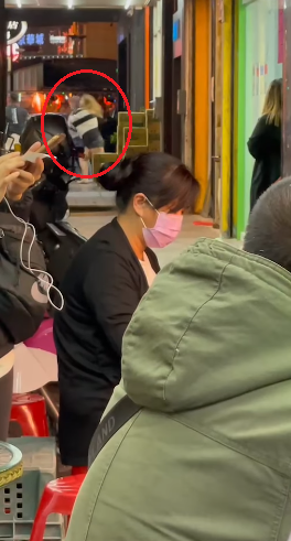 穿灰色衣服的店員上前勸架。(圖/翻攝自花蓮同鄉會)