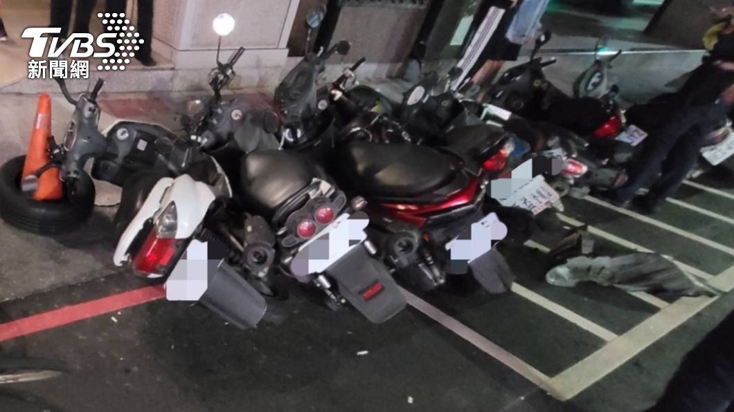 多部機車、腳踏車毀損。