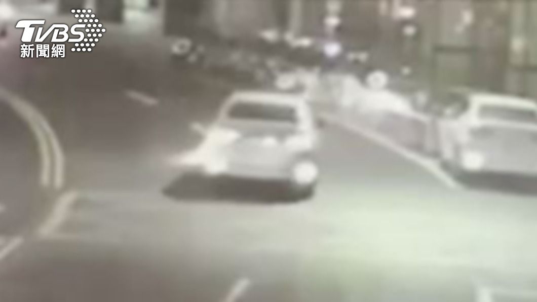 駕駛變換車道時角度沒抓好。