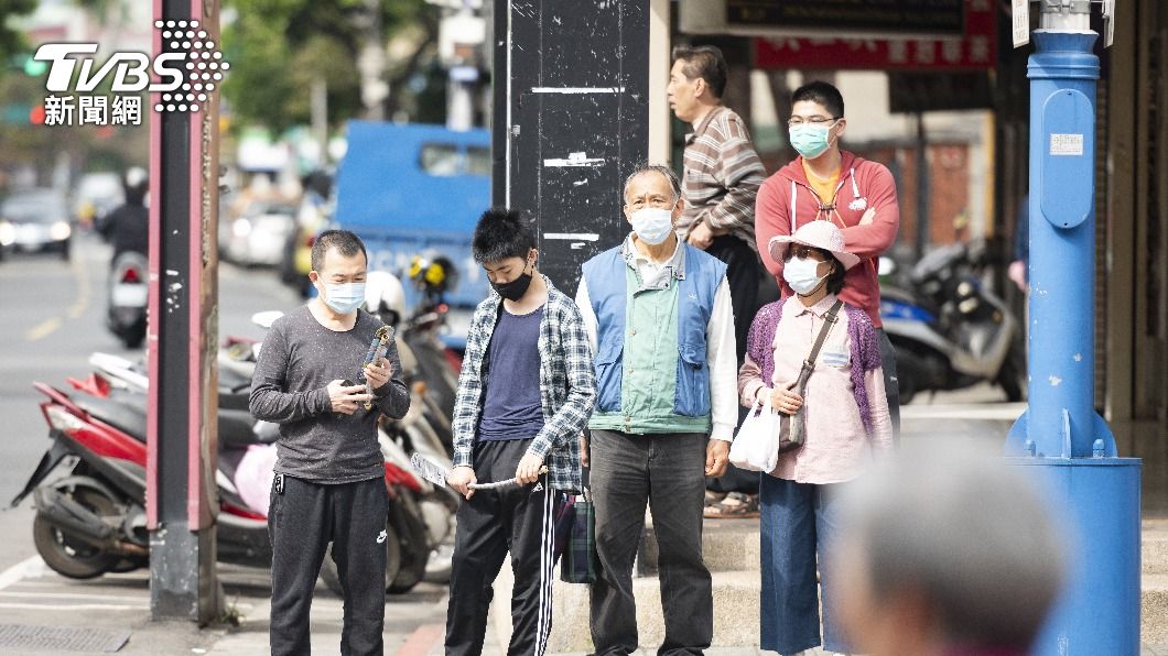 本土疫情趨緩後,工作機會較當時多並且好找。(示意圖/shutterstock達志影像)