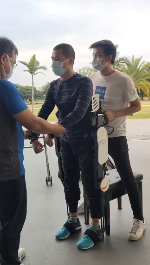 秦良丰復健影片曝光,爸爸喊話「我不會再放手了」,網友看了超感動。(圖/翻攝自秦天人臉書)