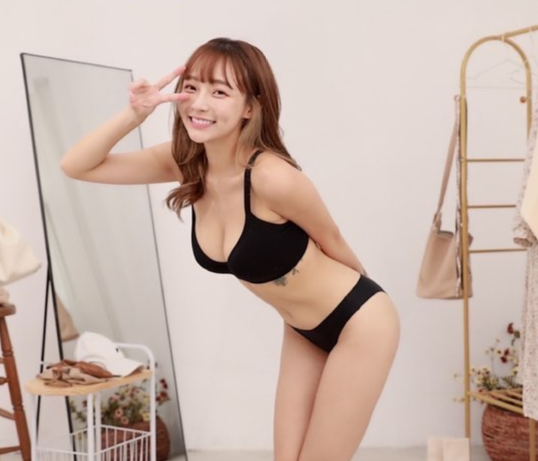 林襄還俏皮比YA。(圖/翻攝自林襄IG)