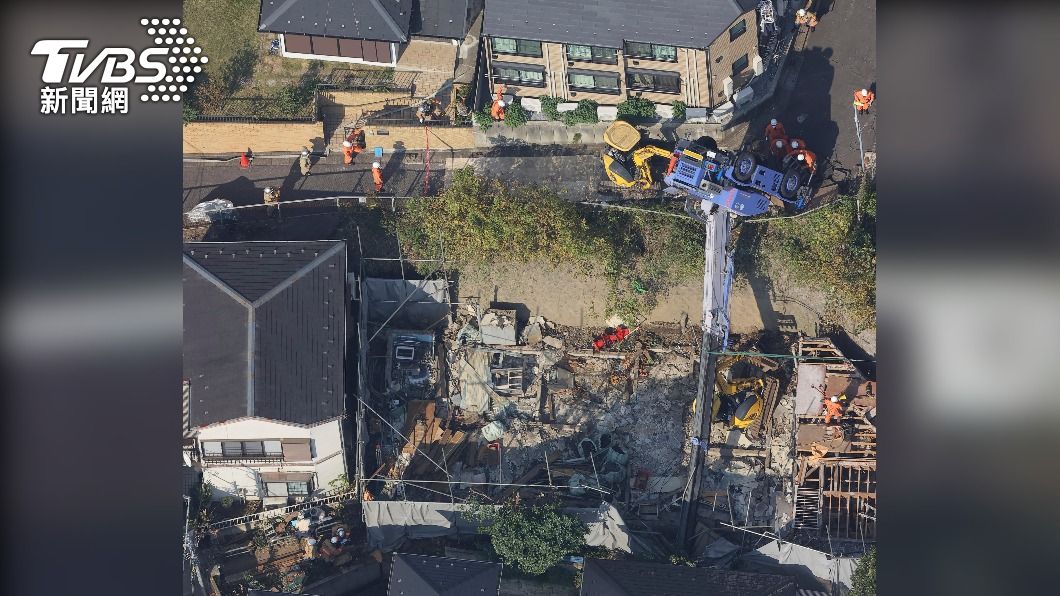 東京工地起重機翻覆 突倒栽蔥翻下高台…驚悚畫面曝