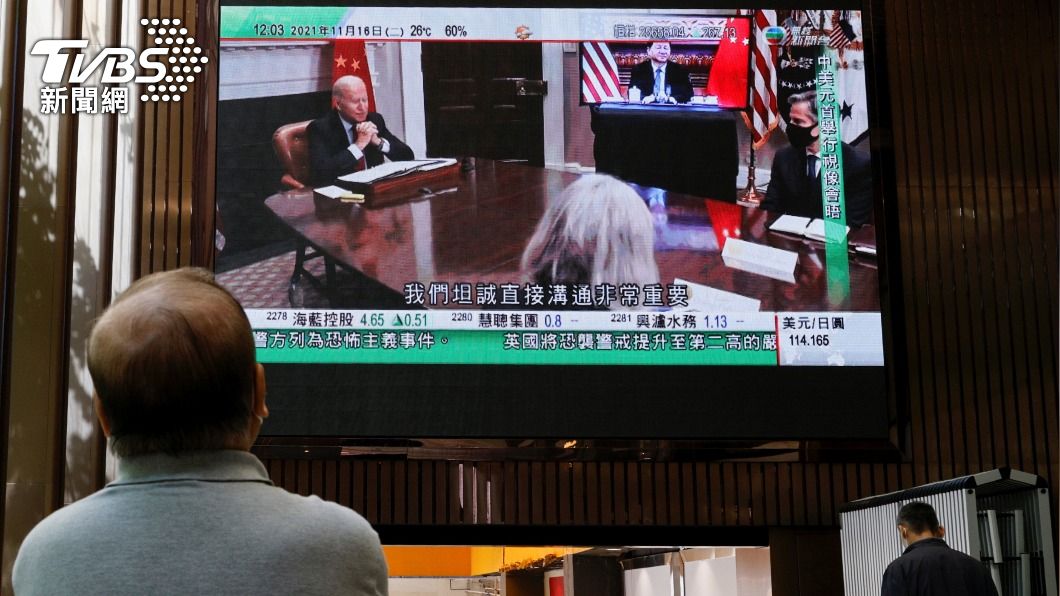 拜登關切香港人權等議題，陸外交部要美方不要干涉主權。圖為港人在電視牆收看拜習會轉播。（圖／達志影像路透）