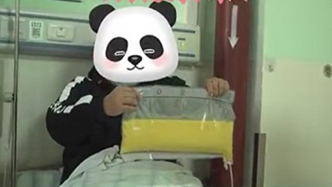 王男看到整袋黃色黏稠物瞬間驚呆。(圖/翻攝自微博)
