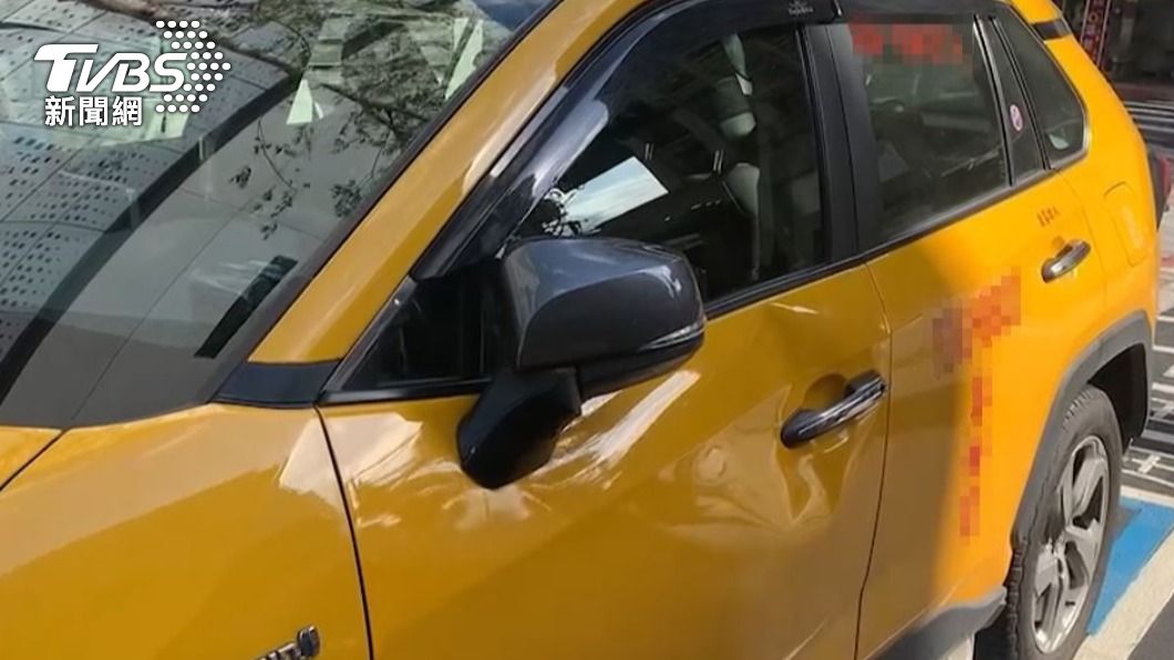 計程車駕駛座車門板金凹陷。（圖／TVBS）