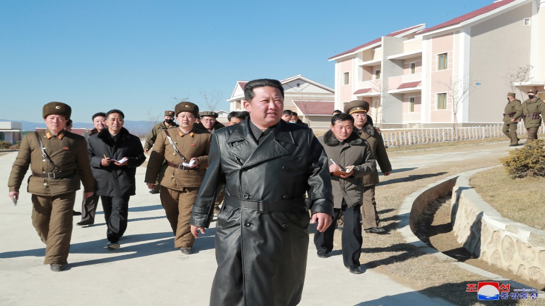 神隱35天!金正恩一身勁裝 意氣風發視察建設