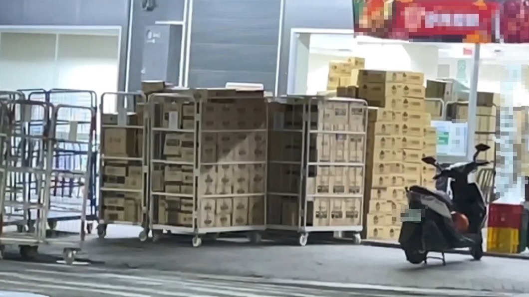 前陣子因應雙十一,網購量爆增,超商出現巨量包裹。(圖/翻攝自爆料公社)