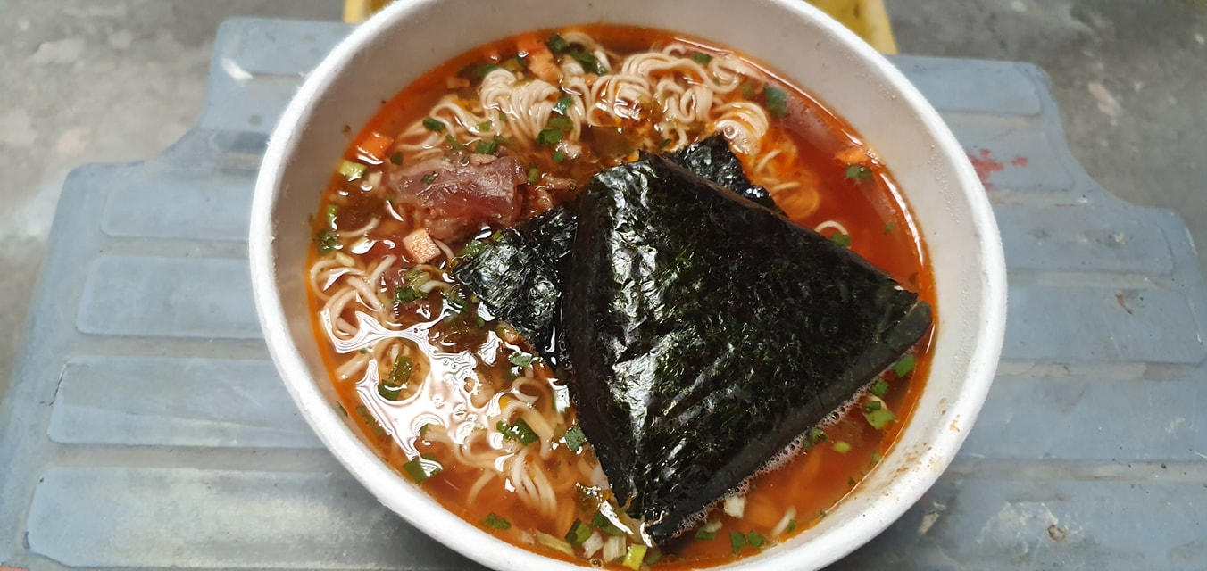 網友吃泡麵竟會加入三角飯糰。(圖/翻攝自臉書社團「爆廢2公社」)