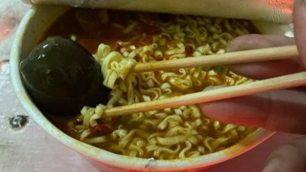 泡麵必加這一顆!老饕「衝擊美食」竟有知音:我也這樣吃