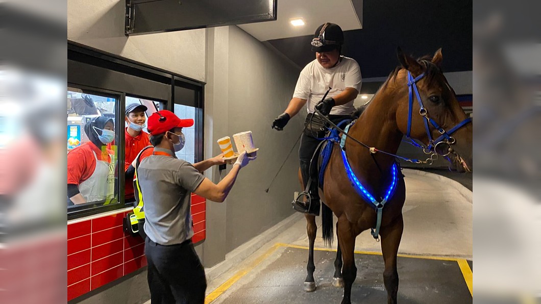 進得來速不開車！5人「騎馬」買麥當勞　網見滿地糞氣炸