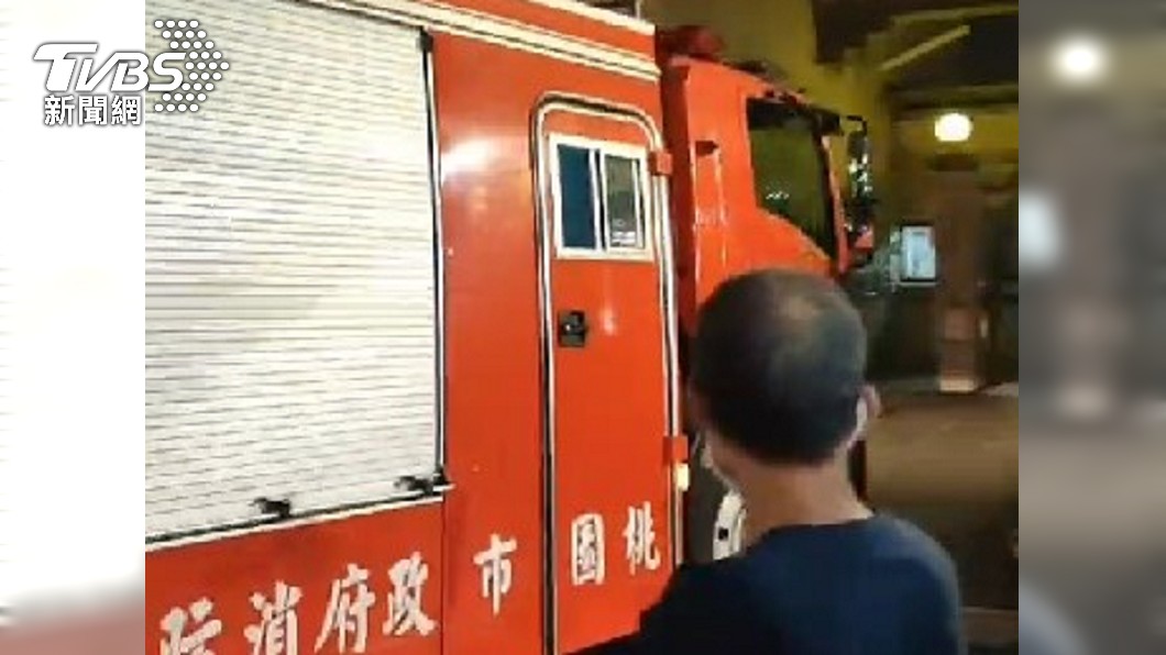 警消趕赴現場滅火。（圖／TVBS）