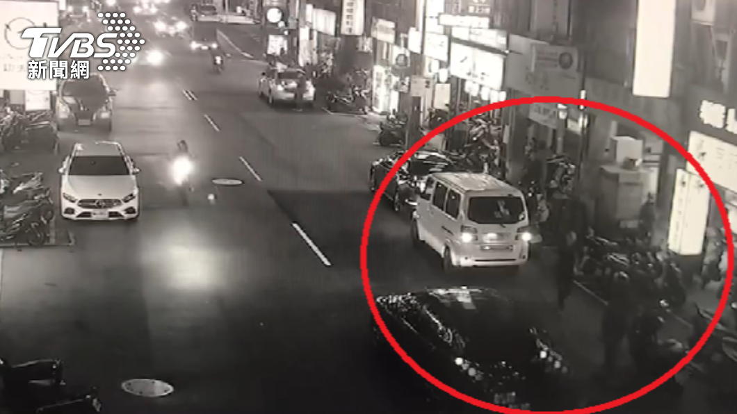 汽車駕駛不滿機車騎士阻擋行車路線,下車理論。(圖/TVBS)