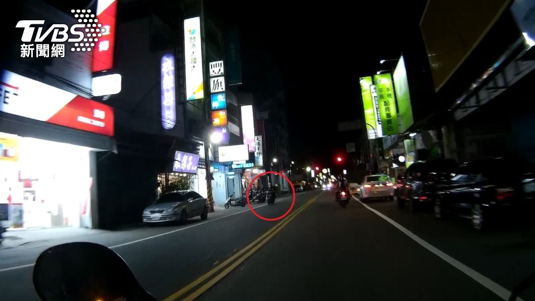 機車未開車燈又搖搖晃晃,警方盤查發現,騎士酒駕又是通緝犯。(圖/警方提供)