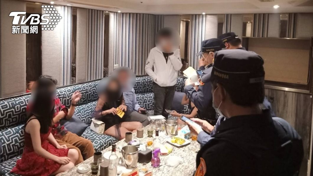 松山警方到欣荷會館包廂內查小黃卡。(圖/TVBS)
