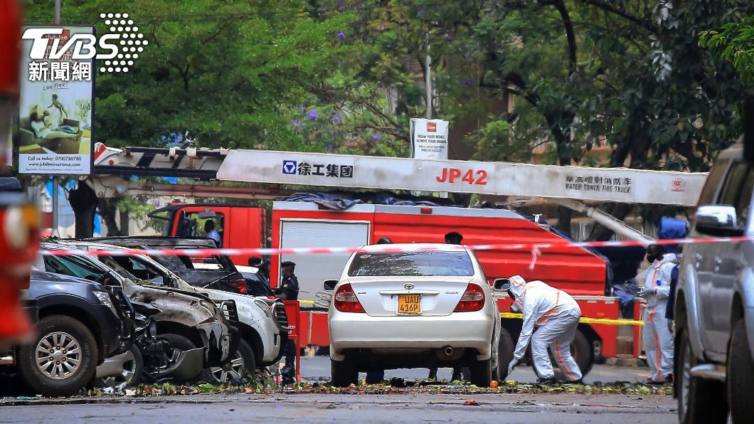 爆炸威力強大,連路邊汽車都受到波及。(圖/達志影像美聯社)