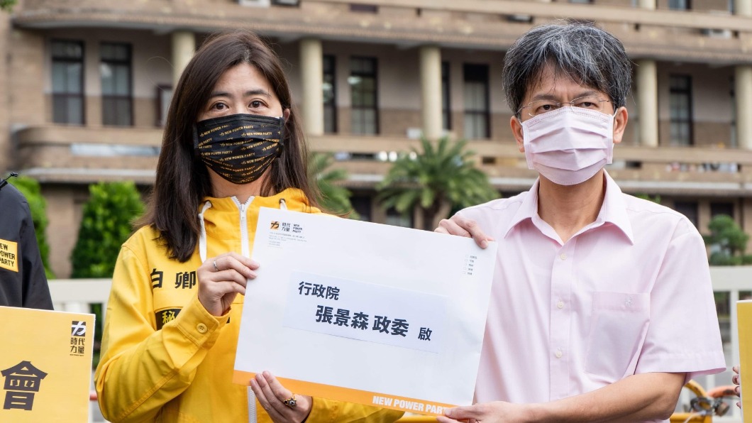 時代力量對政委張景森發出公投辯論邀請函。（圖／時力提供）