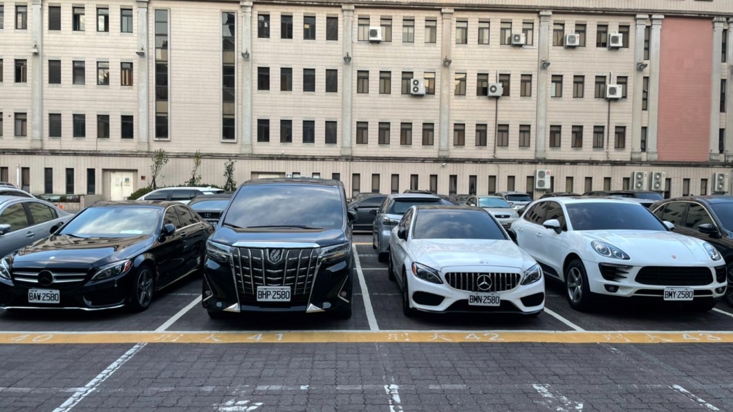 警方查扣多台名車,車牌皆為2580。(圖/警方提供)