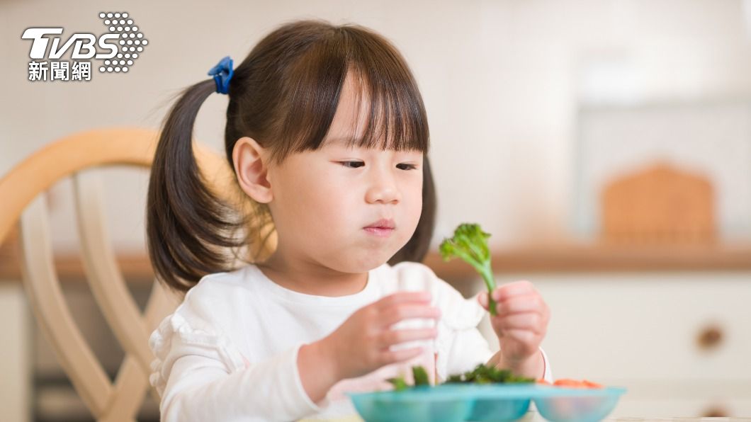 幼兒園女老師遭控逼孩童撿掉在地上的食物來吃。（示意圖／Shutterstock 達志影像）
