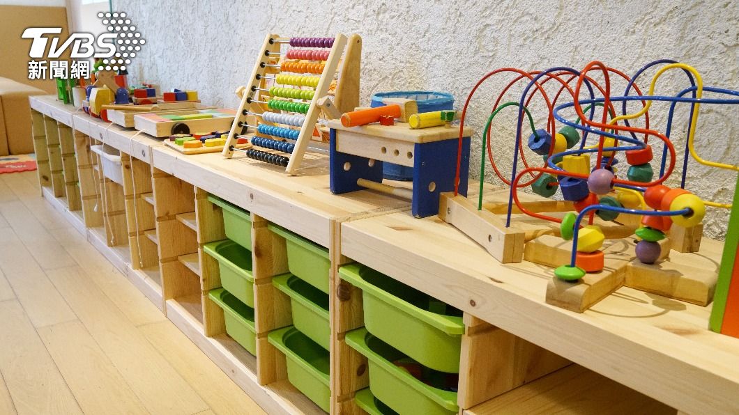 幼兒園女老師遭控逼孩童撿掉在地上的食物來吃。（示意圖／Shutterstock 達志影像）