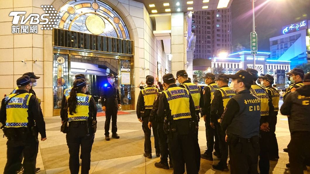 中市第六分局16日深夜動員警力加強臨檢。(圖/中央社)