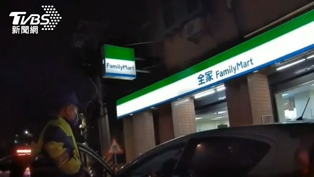 警方在犯嫌離開之前趕緊將人攔下。（圖／TVBS）
