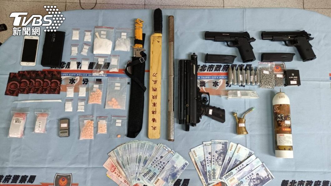 警方搜出大量武器與毒品。（圖／TVBS）