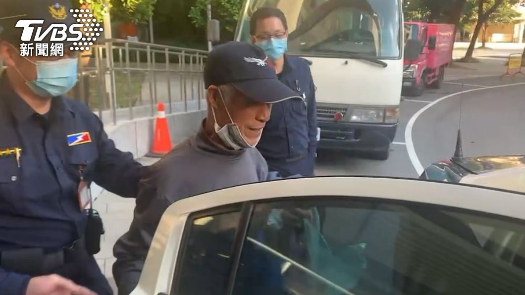 警方送老翁到火車站。（圖／TVBS）