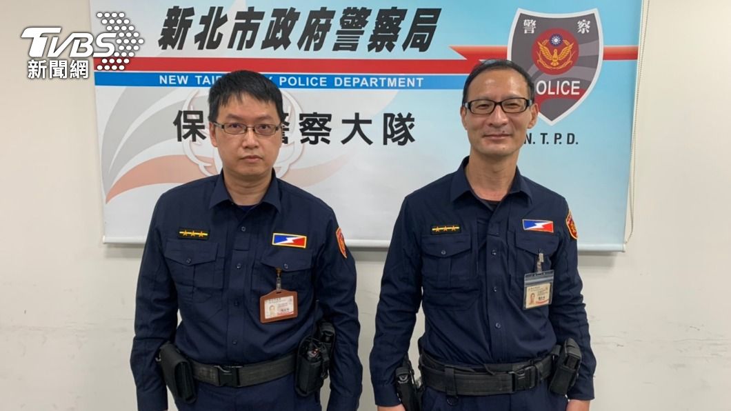 保大員警協助遭詐騙老翁。（圖／TVBS）