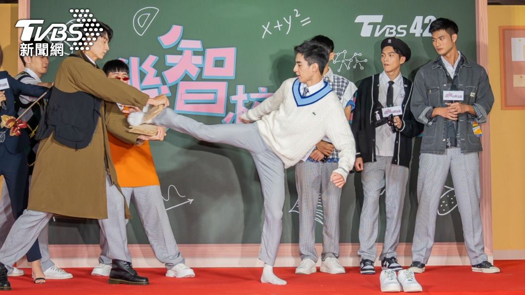 劉敬帥氣劈碎五塊木板。(圖/TVBS)