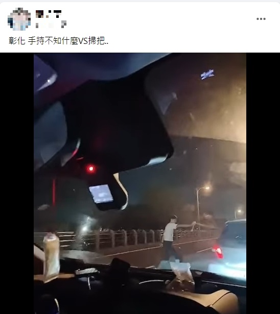 駕駛拿噴霧擊退手持掃把的攔車男。(圖/翻攝自記者爆料網-公開版)