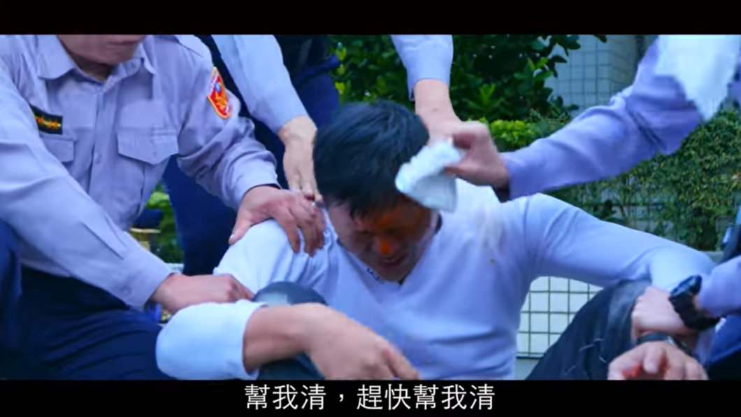 警察實測被辣椒水噴到後,隨即倒地不起。(圖/翻攝自NPA署長室Youtube)
