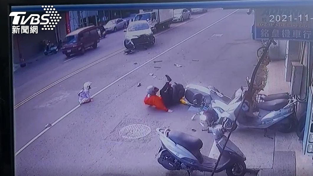坐在機車後座的女兒,被撞到在地上翻滾3圈後,跪坐馬路。(圖/警方提供)