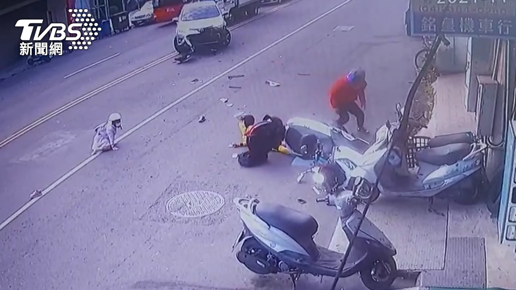 黃男車禍後,第一時間找不到女兒,以為她被壓在機車下。(圖/警方提供)