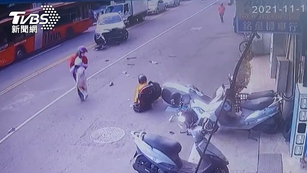 車禍後黃男將女兒抱起,移至路邊,一旁路人見狀也快跑上前關心。(圖/警方提供)