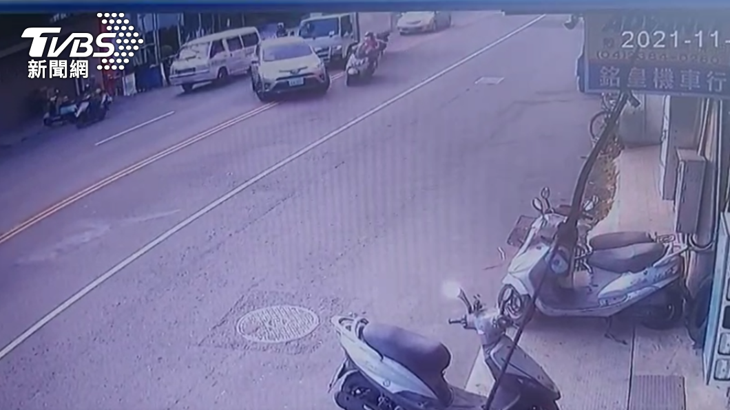 轎車違規迴轉、機車逆向,雙方下秒撞在一塊。(圖/警方提供)