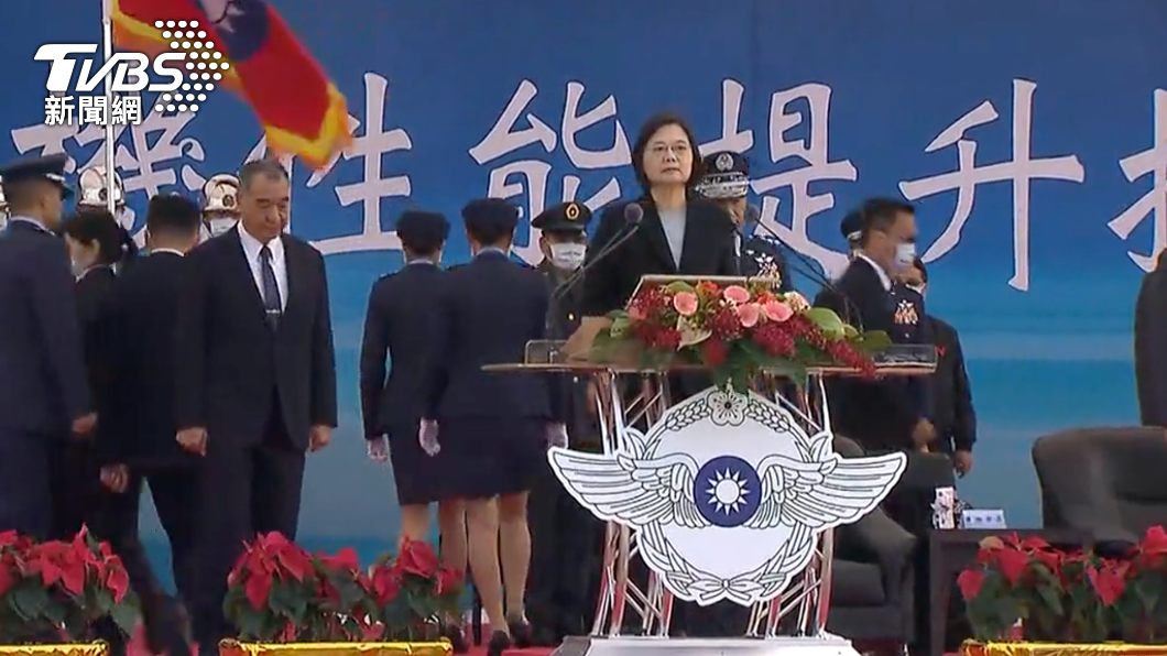 蔡英文親自校閱F-16V接裝成果。(圖/TVBS)
